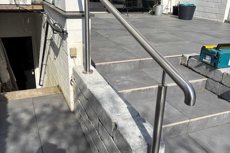 Handlauf aus Edelstahl an einer Treppe, montiert von SUN Metallbau
