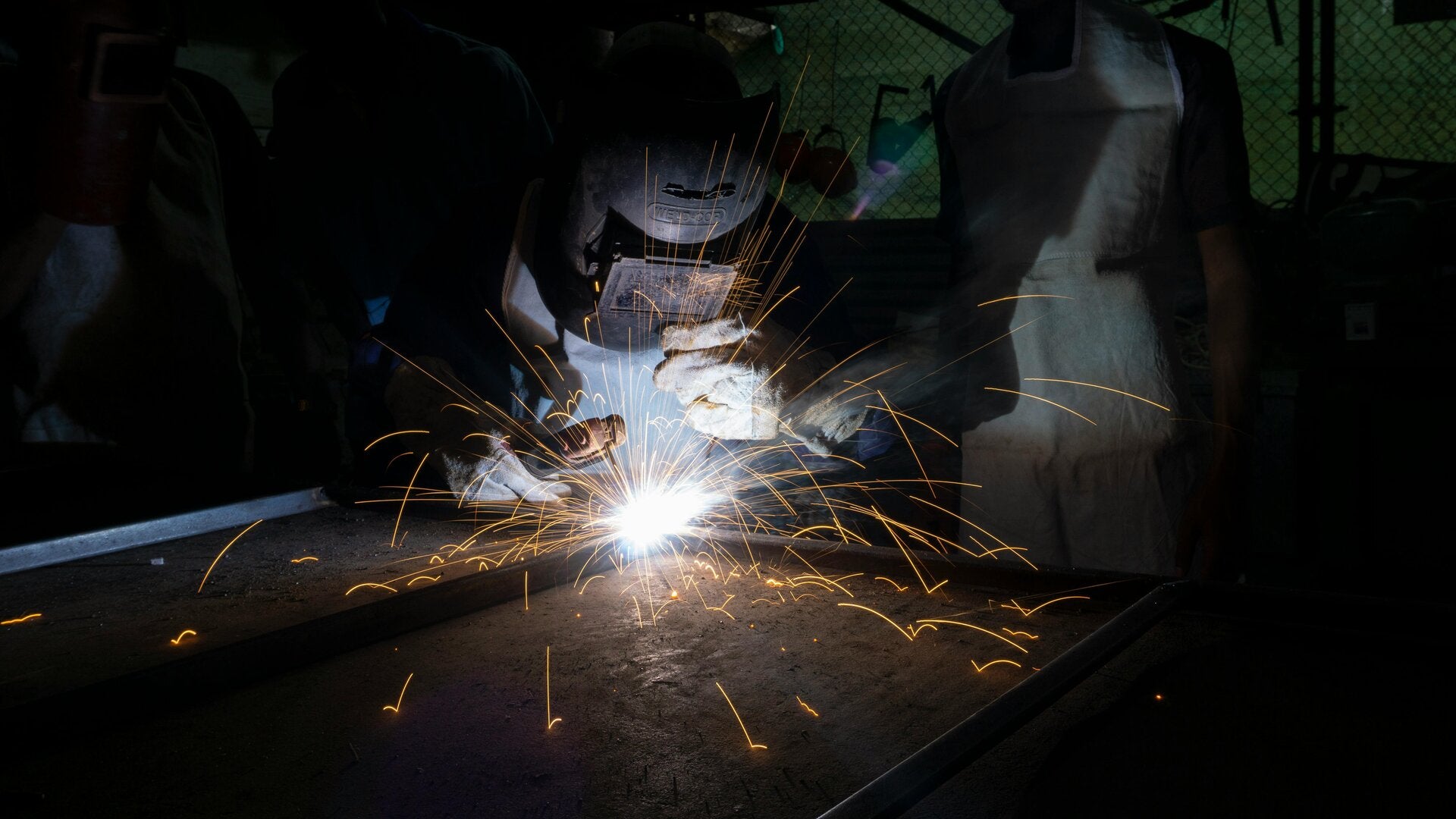 Schweißarbeit mit Funkenflug an einem Stahlprofil